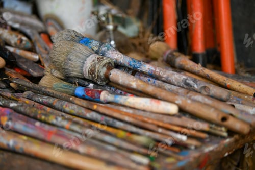 Preview: Many dirty brushes of the artist in the workshop