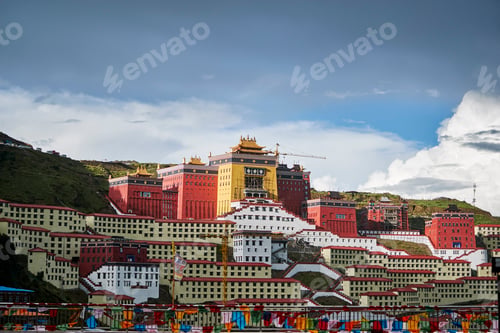 Preview: Katok Monastery and building development on hillside, Baiyu, Sichuan, China