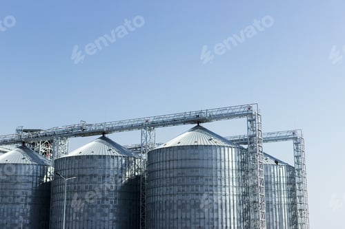 Preview: Storage silos for agricultural cereal products. Industrial storage of raw materials in silos.