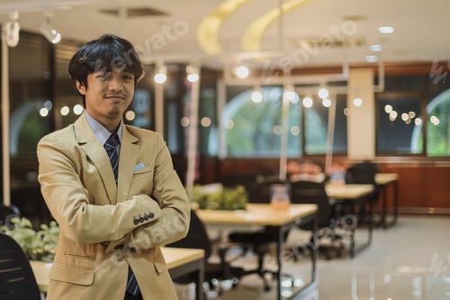 Preview: Portrait of young businessman