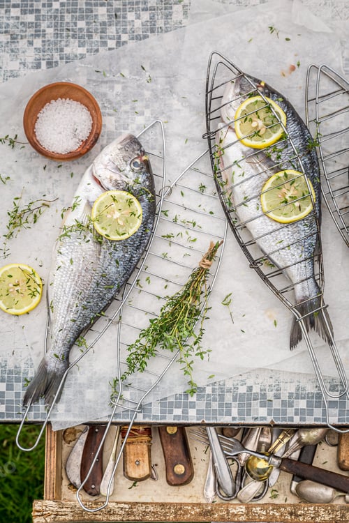 Preview: Seasoning raw sea bream with salt and lemon for grilling
