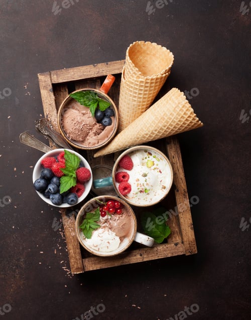 Preview: Ice cream with berries