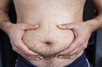 Vorschau: Mann berührt seinen dicken Bauch