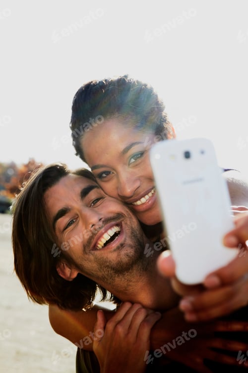 Preview: Germany, Cologne, Man giving piggy back ride to woman, smiling