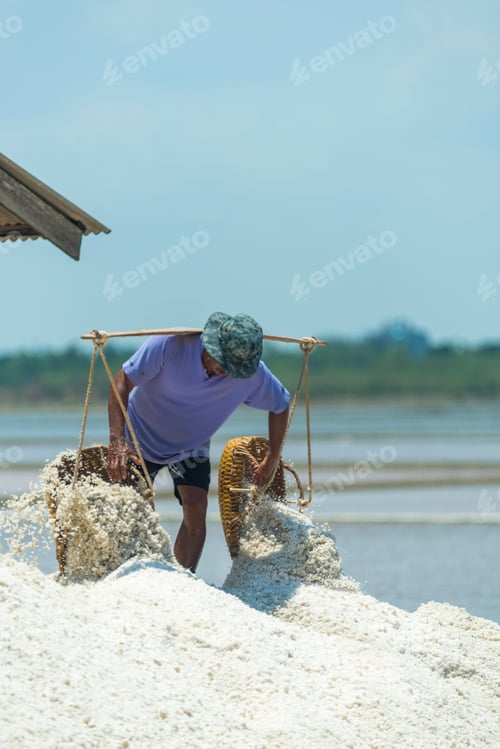 Preview: A lot of salt in the salt fields of farmers in Thailand.