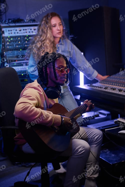 Visualização: Pessoas escrevendo músicas no estúdio