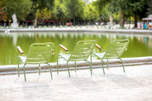 Preview: Chairs in Paris