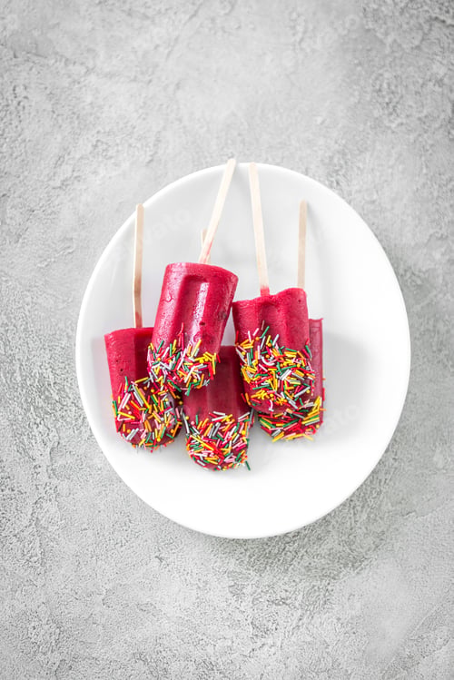 Preview: sprinkled popsicles made with red currant, raspberry, topview