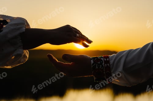 Visualização: Momento íntimo entre duas pessoas de mãos dadas