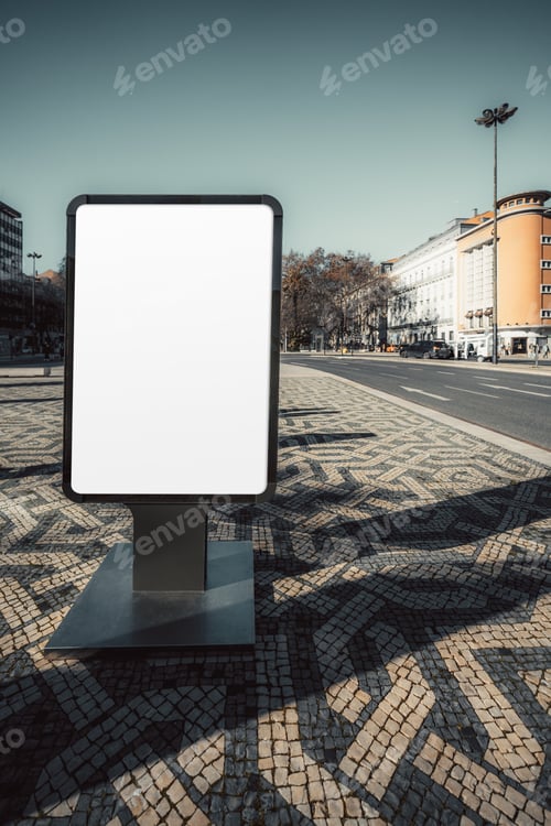 Visualização: Cartaz em branco em uma praça da cidade