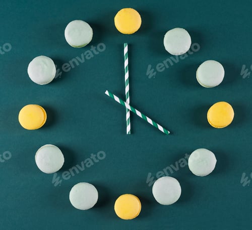Preview: Clock made of macaroons and drinking straws