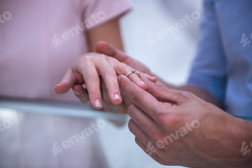 Preview: Couple buying wedding ring