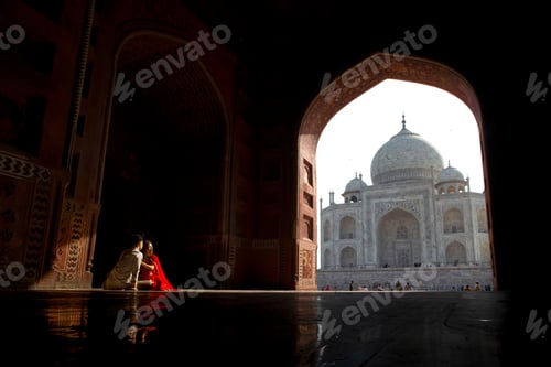 Preview: Couple looking at Taj Mahal