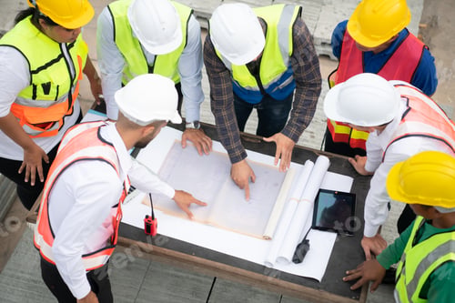 Preview: Construction engineers, architects, and foremen form a group. Participate in a meeting