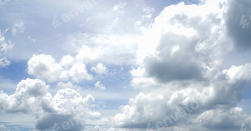 Vorschau: Bewölkter Himmel. Dramatisch grauer Himmel und dunkle Wolken vor Regen in der Regenzeit. Bewölkter und launischer Himmel
.