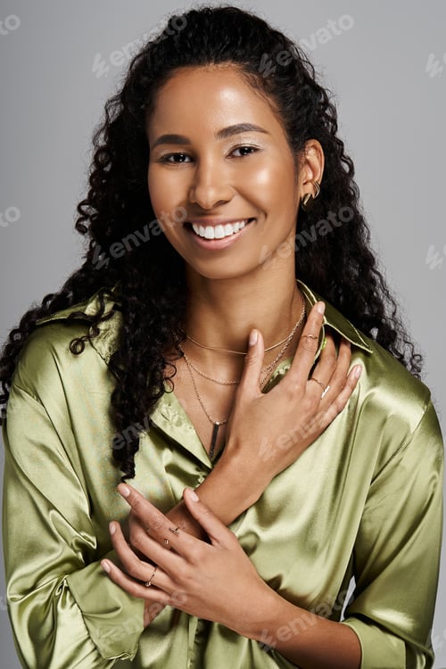 Preview: Stylish african american woman showcasing elegant jewellery in vibrant attire