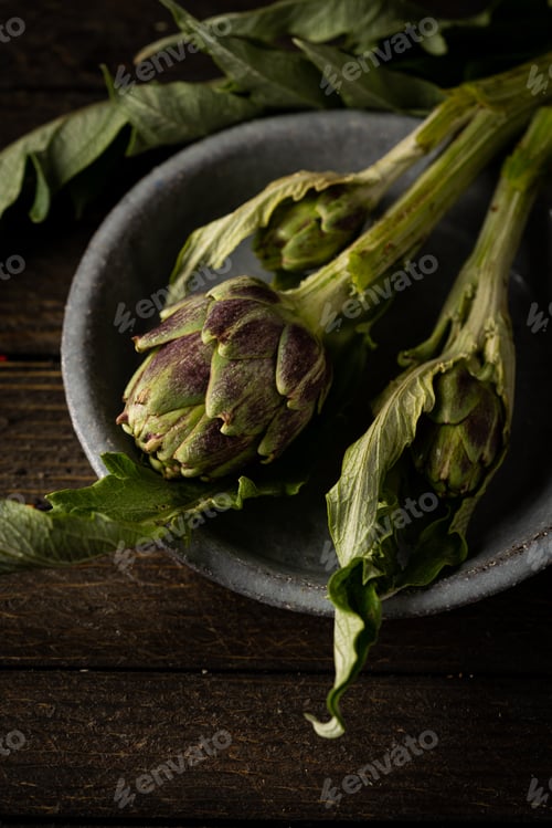 Preview: fresh artichoke with leaves