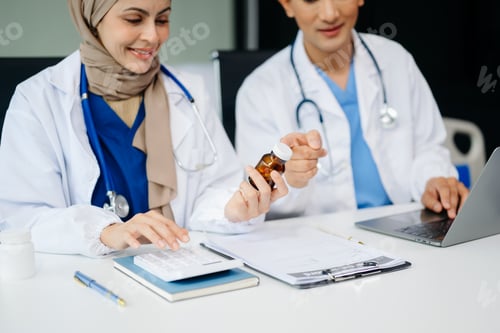 Visualização: Médicos, reuniões e médicos com laptop para pesquisa, planejamento e gerenciamento de horários hospitalares.