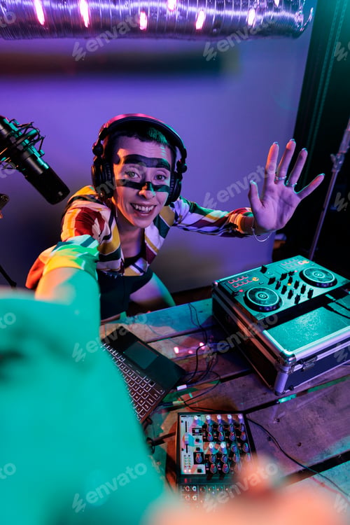 Preview: Female dj producer mixing sounds on turntables