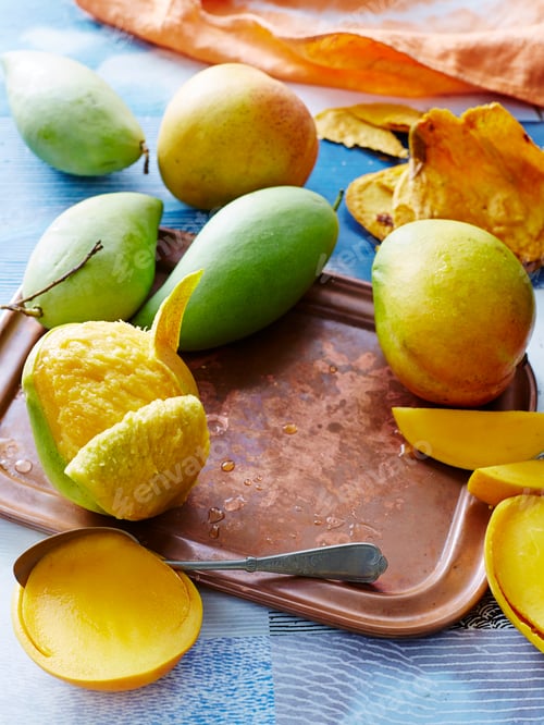 Preview: High angle view of fresh mango fruit on wood tray