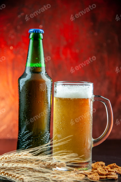 Vista previa: front view glass of beer beer bottle dried crust wheat spike on red background