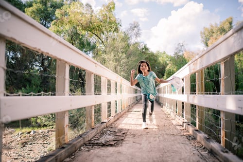 Visualização: garota em uma ponte