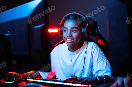 Preview: Teen playing in video game club