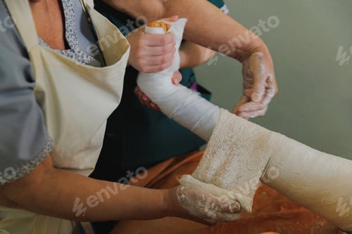 Preview: Applying a plaster cast on a patient's arm
