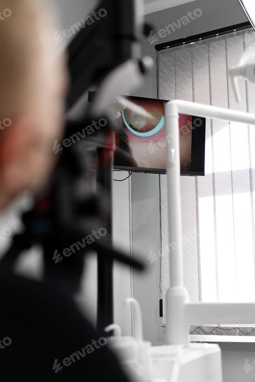 Preview: Dentistry dentist looks at the patient's teeth on the screen