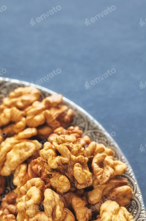 Preview: Walnuts in a bowl