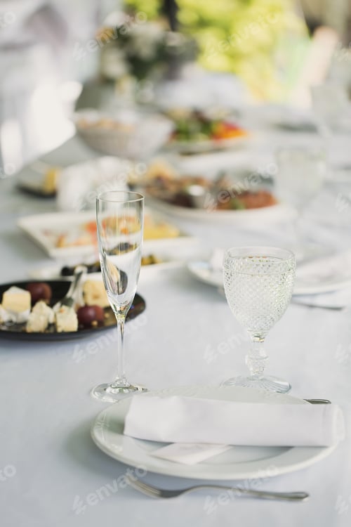 Preview: Beautifully decorated tables for guests with decorations