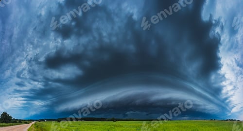 Preview: Storm clouds with shelf cloud and intense rain