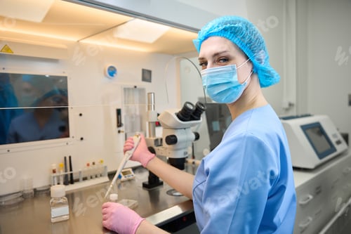 Preview: Embryologist working under sterile conditions in the lab