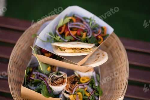 Vista previa: Meal and snacks in wicker basket at counter