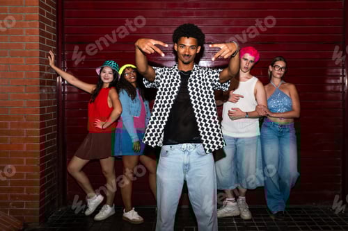 Preview: Multiethnic group of young friends having fun on the stretts in the night