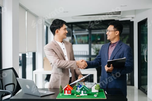 Preview: Salesman Hands On House Model , Small Toy House Small Mortgage Property insurance
