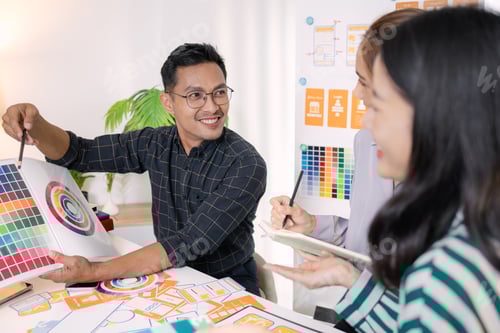 Preview: UX/UI designers presenting their final design project to the team