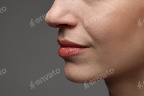 Vista previa: Woman on grey background, closeup. Space for text