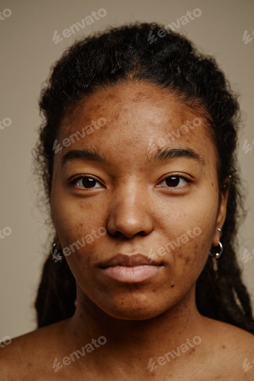 Vista previa: Close up ethnic young woman looking at camera real skin texture