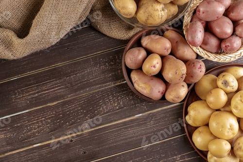 Preview: Fresh potatoes on the wood background