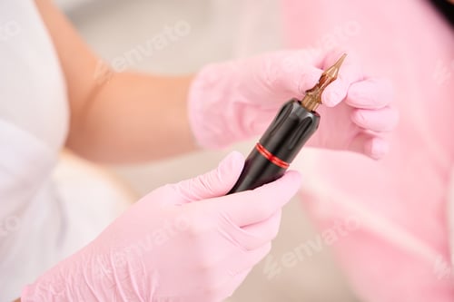 Preview: Modern device for permanent makeup in the hands of master