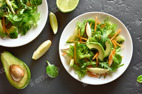 Vista previa: Ensalada de verduras de calabacín, rábano, verduras.