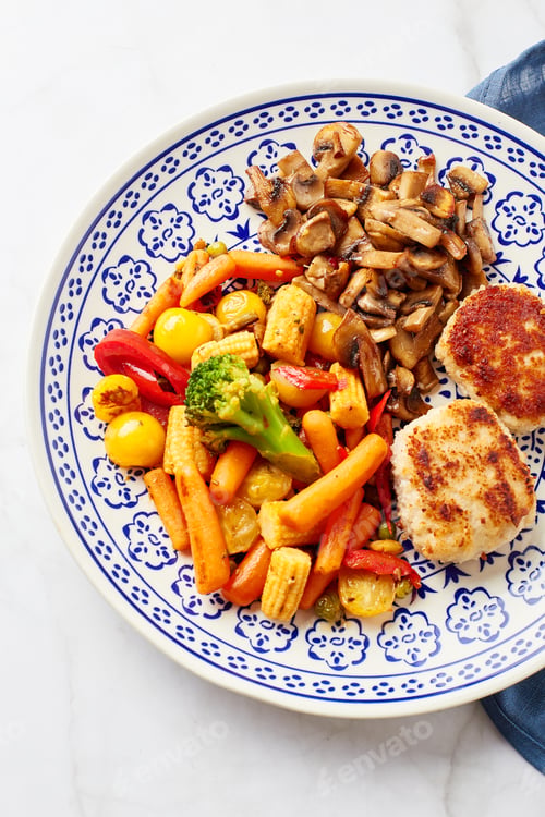 Preview: Plate with fried vegetables, carrots, broccoli, baby corn, bell peppers, roasted champignons and two