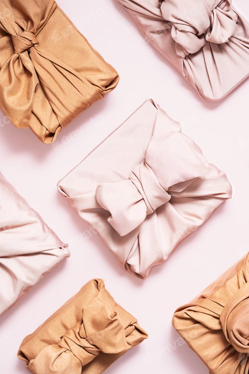 Preview: Presents wrapped in sustainable fabric.