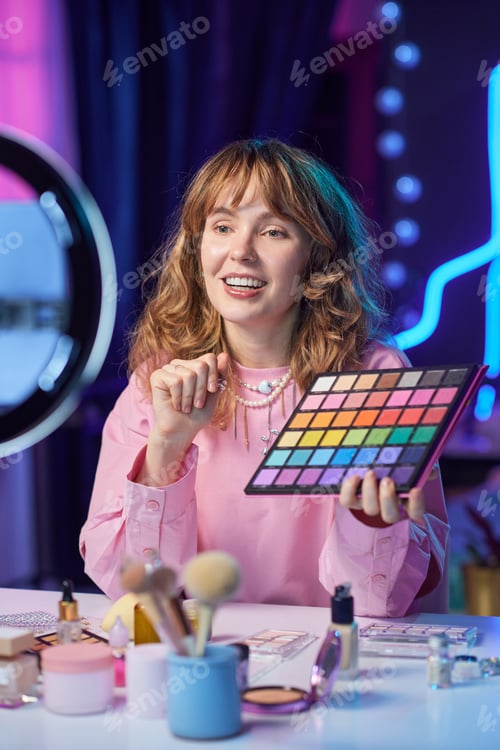 Preview: Girl Holding Make Up Palette
