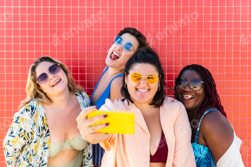 Preview: Group of plus size women with swimwear at the beach
