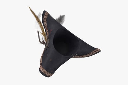 Visualização: Chapéu pirata tricorniano ornamentado com penas