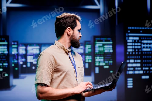 Preview: IT developer in server hub