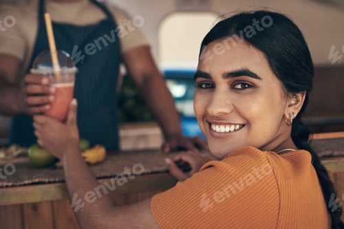 Vista previa: This is my favourite food truck. Shot of a woman buying and drinking a smoothie from a food truck.