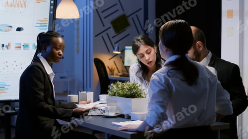 Visualização: Empresários multiétnicos resolvendo a estratégia da empresa